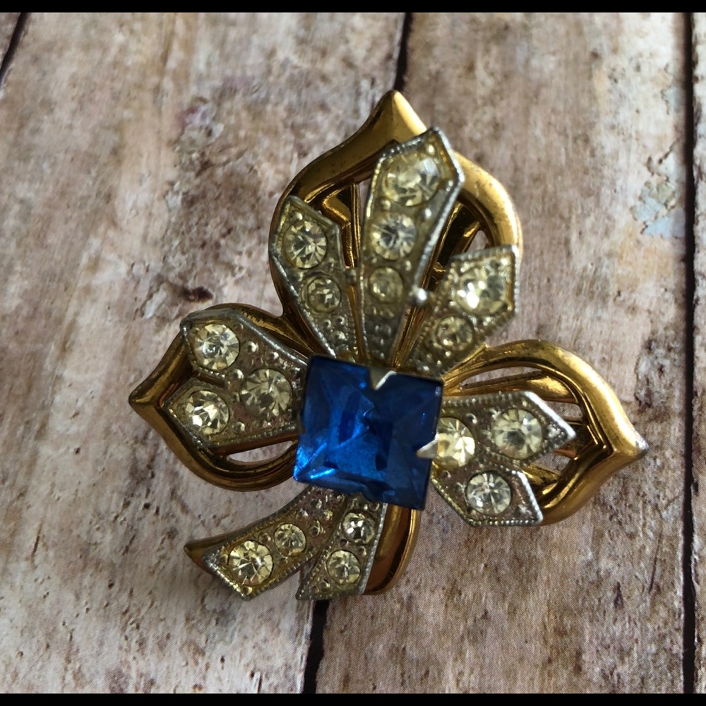 Vintage brooch with crystals